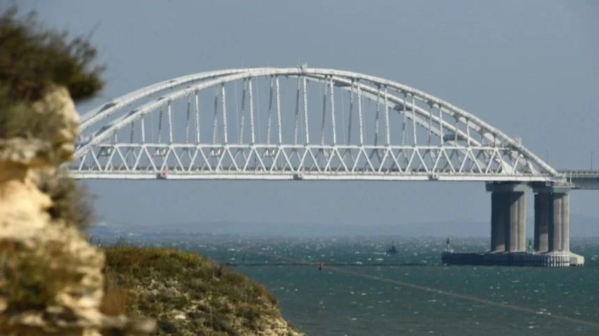 С обеих сторон Крымского моста затруднений в проезде к пунктам ручного досмотра нет.