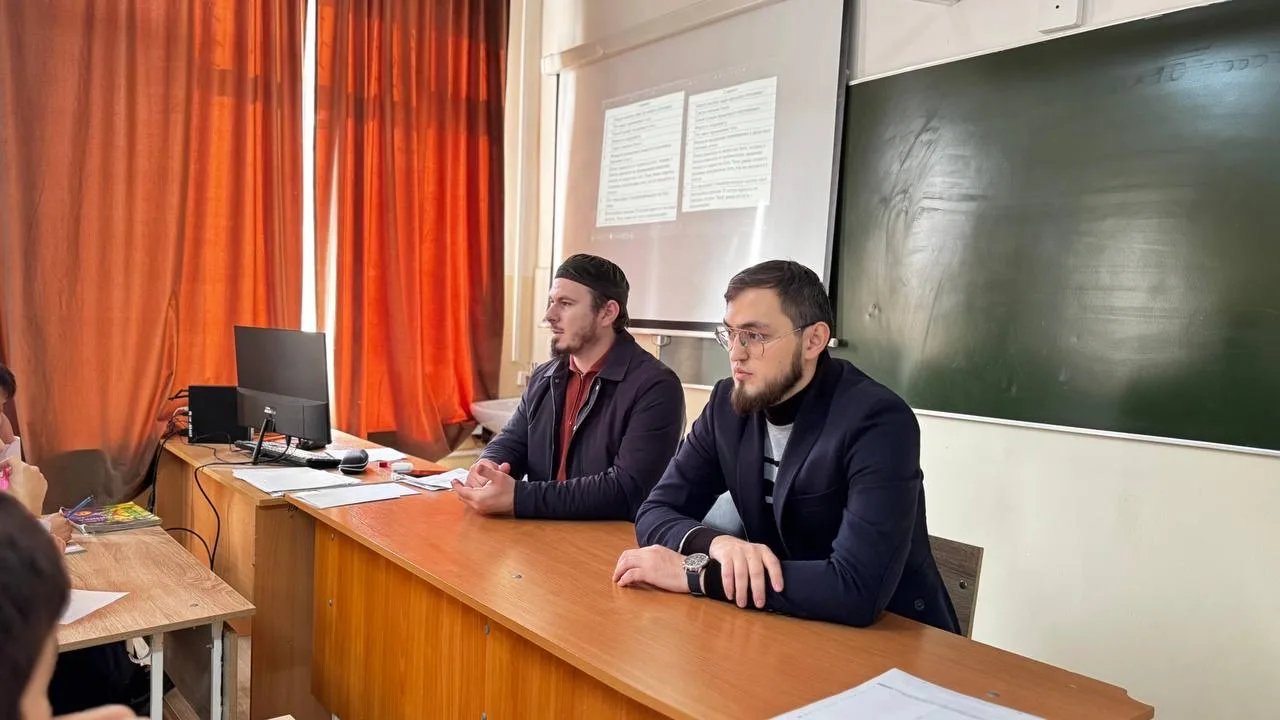 🚸В МБОУ «СОШ №37» города Грозного состоялась важная беседа, организованная социальным педагогом и ду