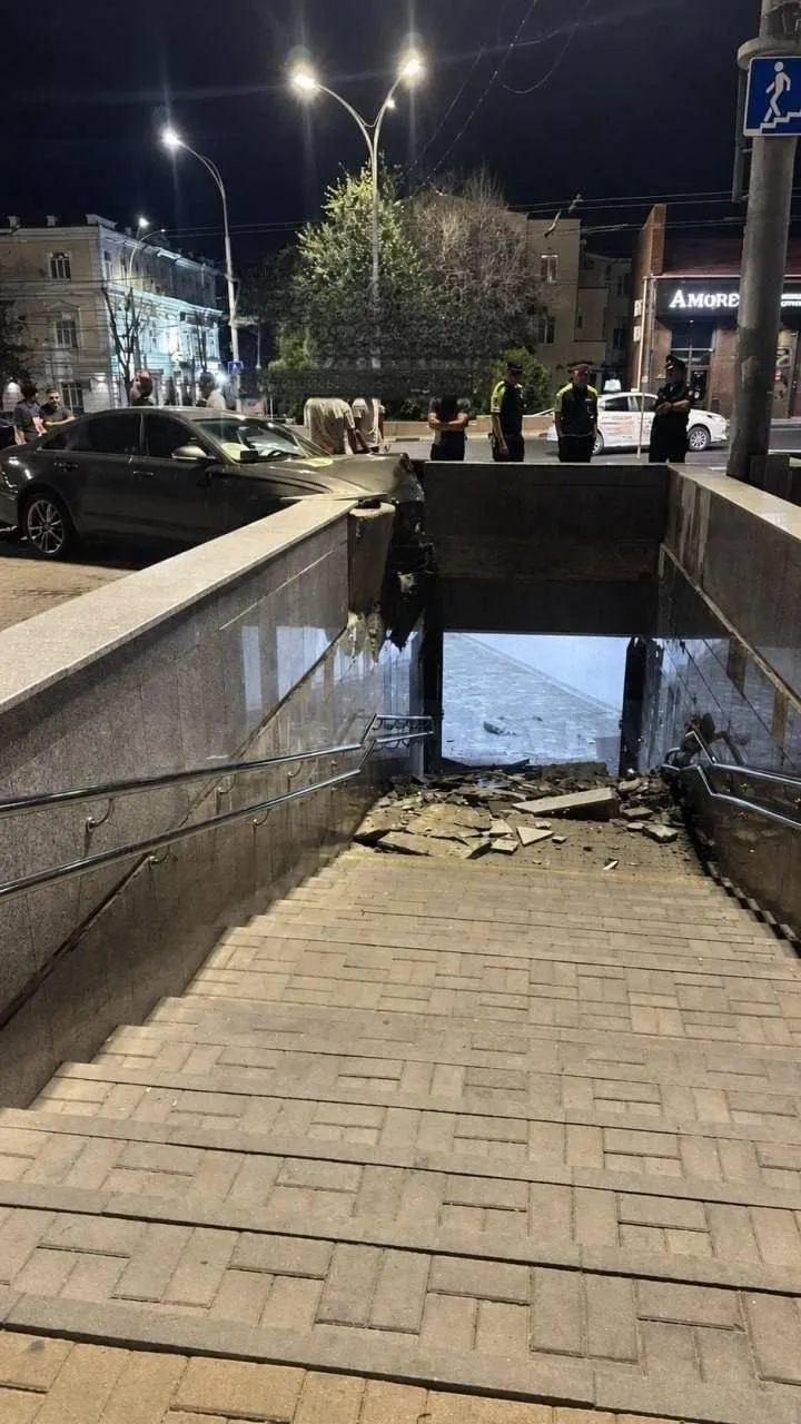 🚨 ДТП на площади Карла Маркса: иномарка протаранила ограждение подземного перехода