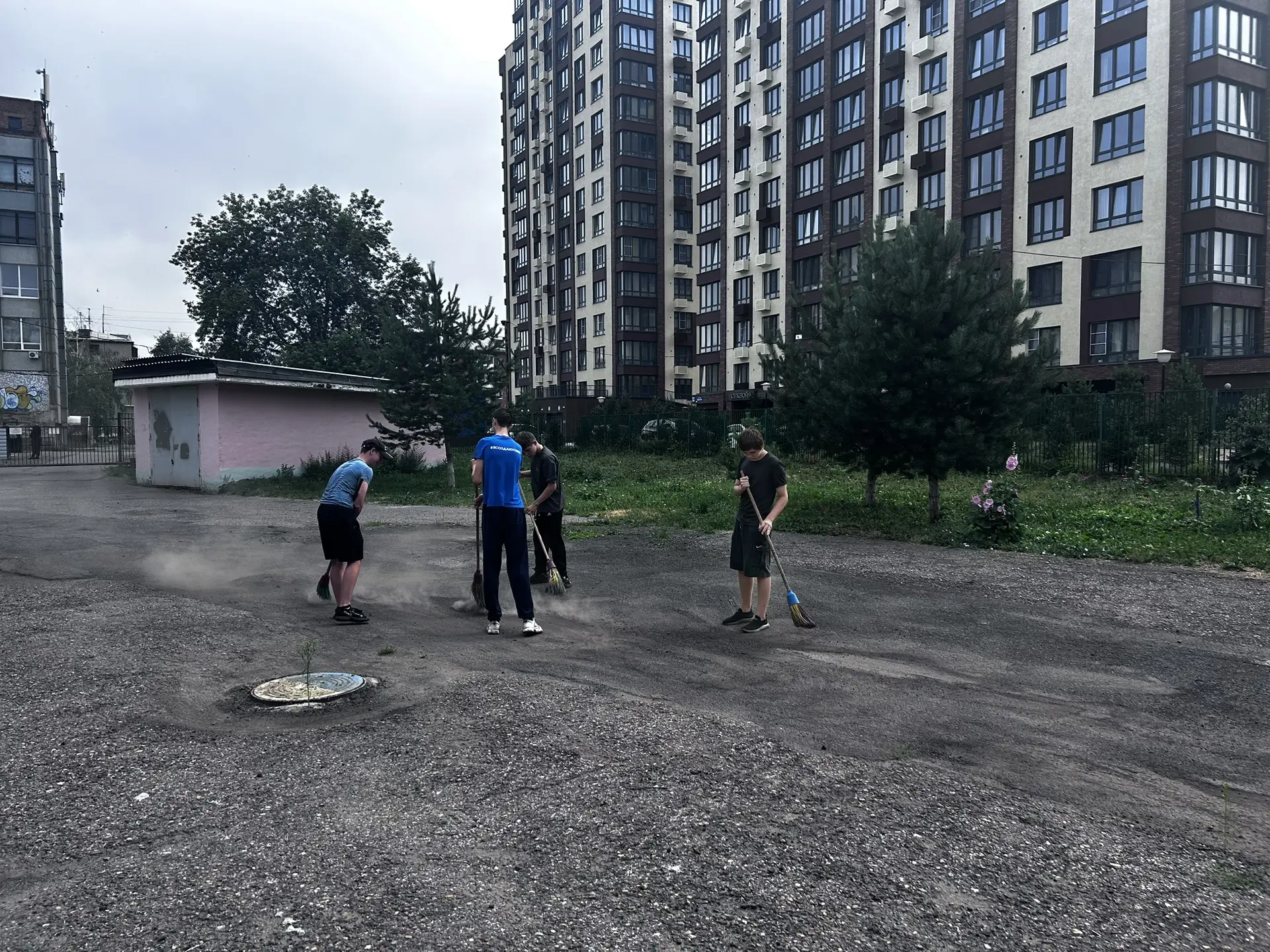 С 6 июля в школе начала работать трудовая бригада наших ребят. Это из первое официальное трудоустрой