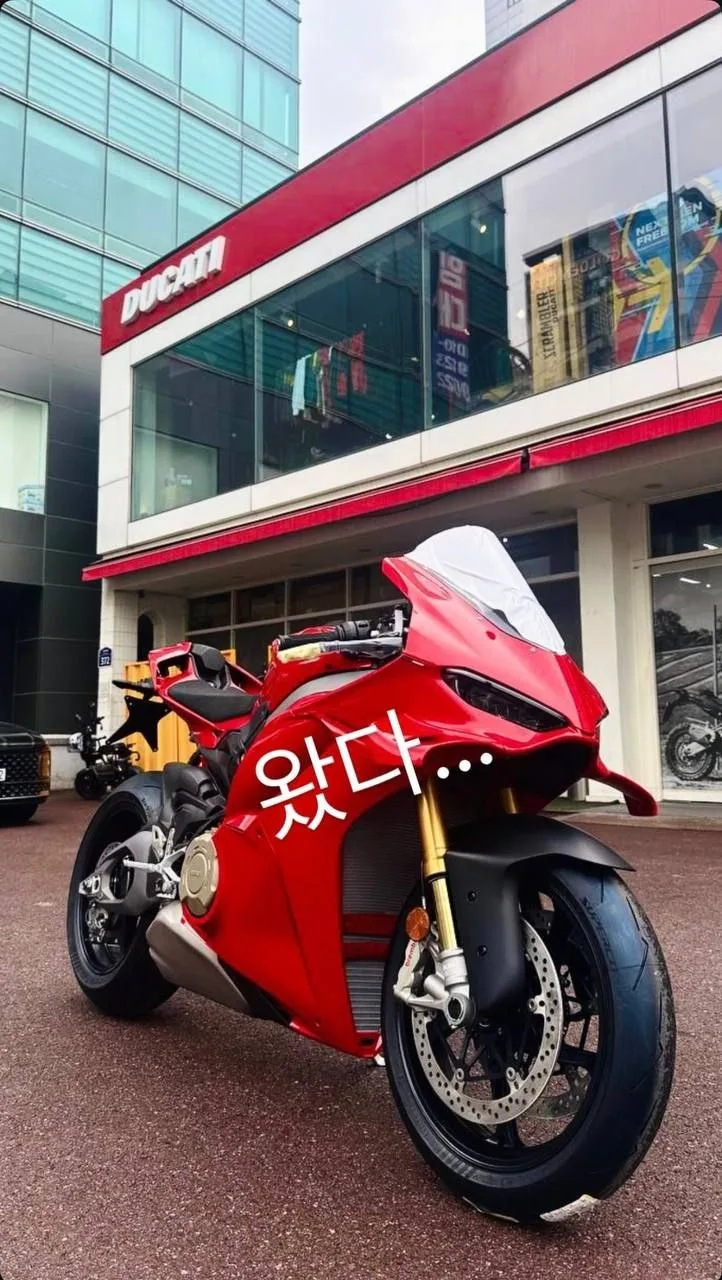 Мотоцикл из сторис Чонгука — Ducati Panigale V4 S.