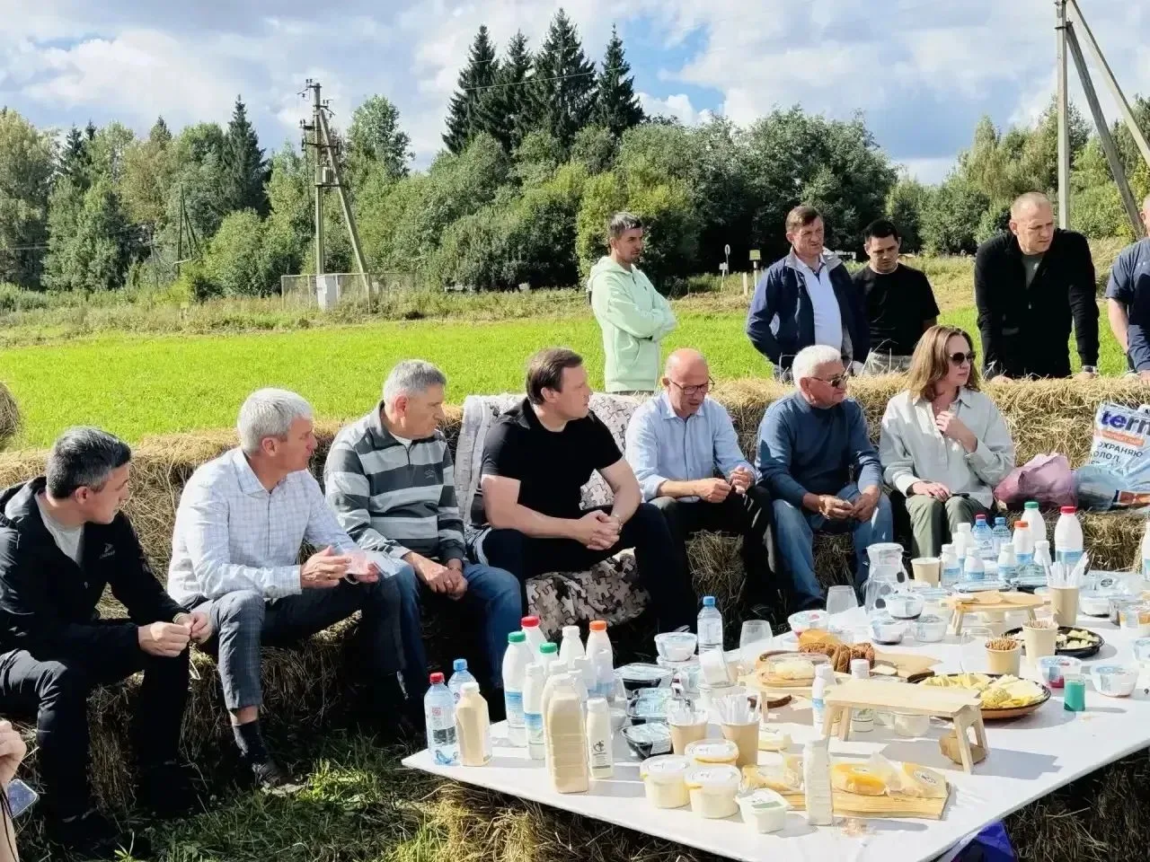 Деловой разговор за стаканом молока