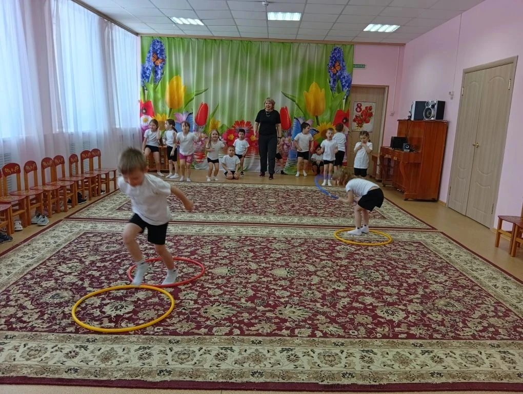 Спортивное занятие "Здоровячки" в старшей группе.