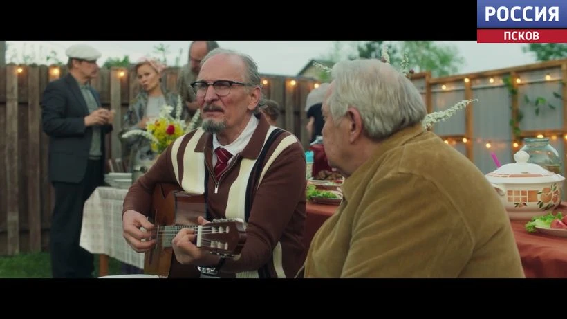 Семейный комедийный фильм "На деревню дедушке 2" уже вторые выходные подряд удерживает первую строчк