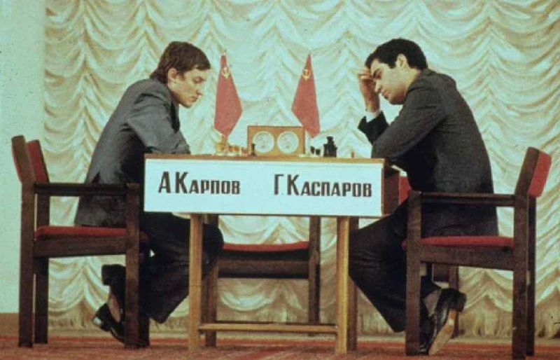 Анатолий Карпов и Гарри Каспаров в матче за звание чемпиона мира по шахматам. 

Матч был прерван пре