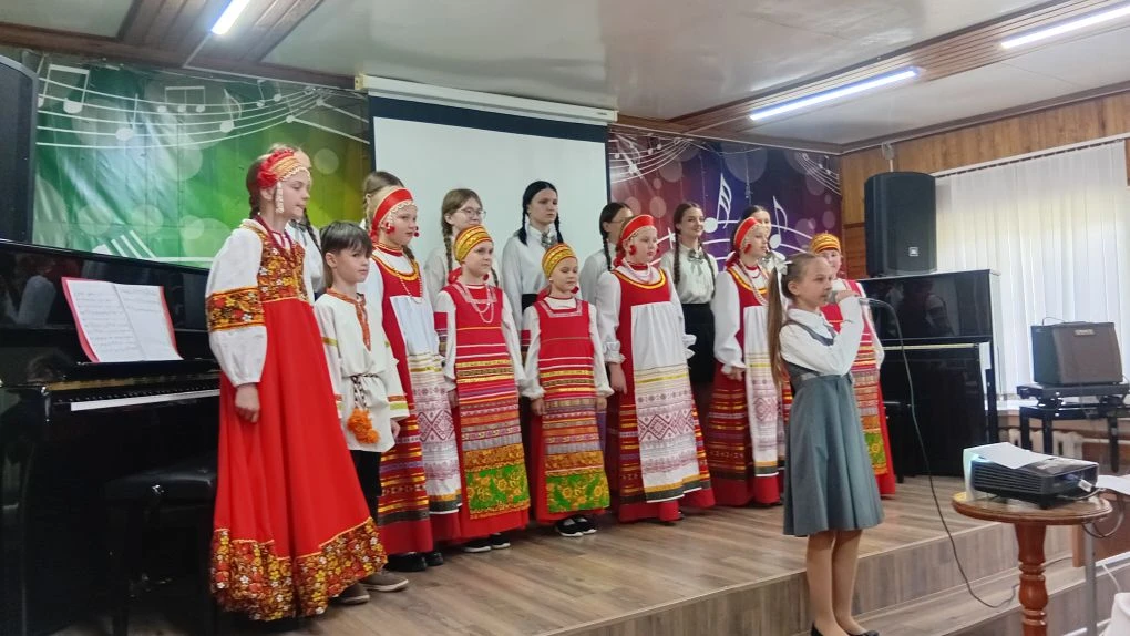 В Локотской детской школе искусств прошёл хоровой праздник, посвященный Дню славянской ...