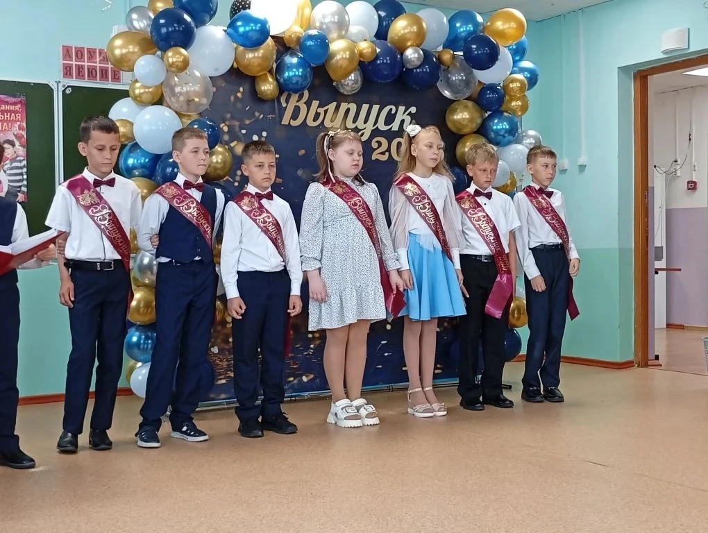 Сегодня в МКОУ «Черемушкинская школа» прошла торжественная линейка, посвящённая последнему звонку дл