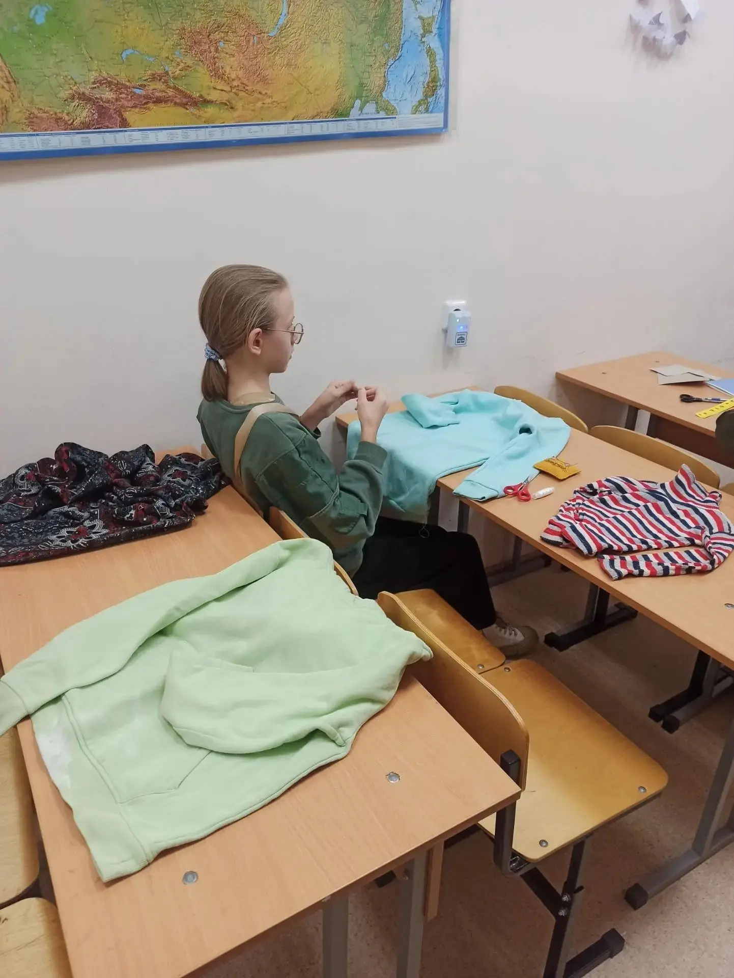 Воспитанники станции юннатов сшили лежанки и сделали игрушки для животных из приюта