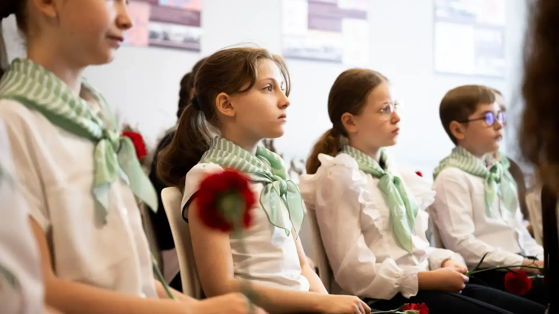 «Парту Героя» открыли в Лингвистической школе Люберец  ⭐ В Лингвистической школе открыли «Парту Геро
