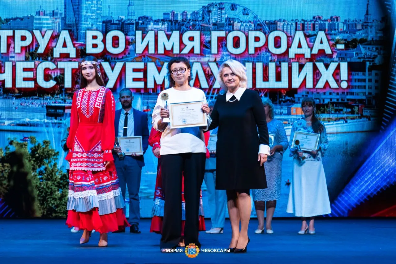 В преддверии Дня города в столице Чувашии прошли торжественные церемонии награждения. С...