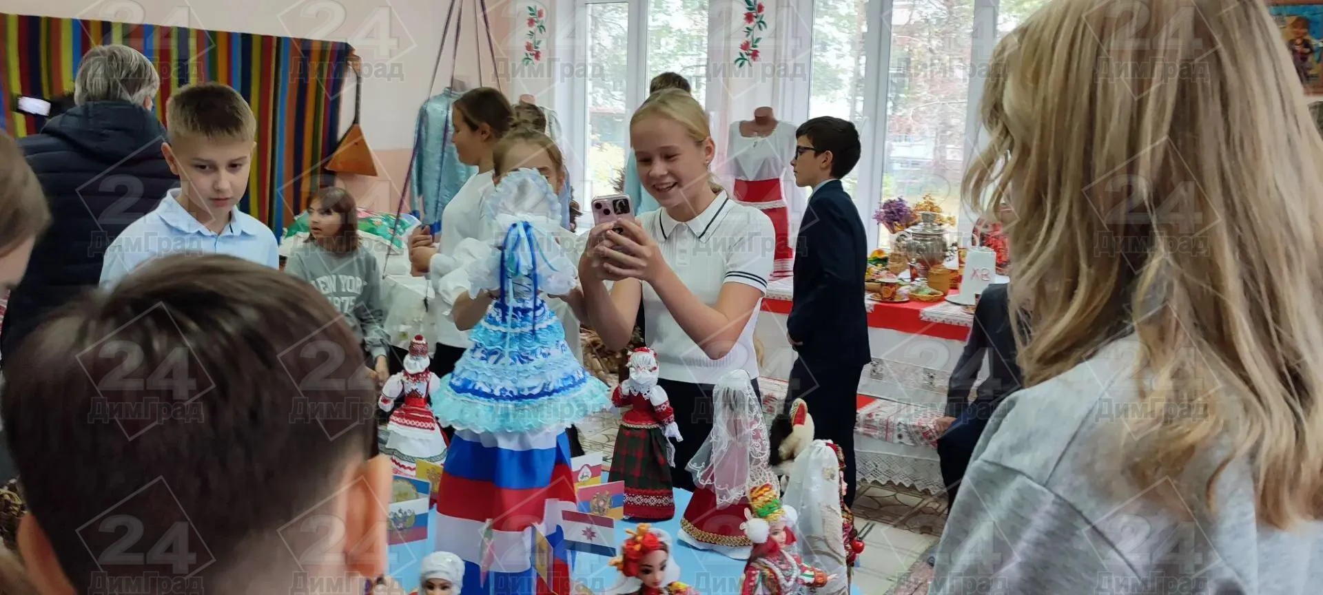В музее Центра русской культуры "Возрождение" проходит экскурсия для школьников. Ученик...