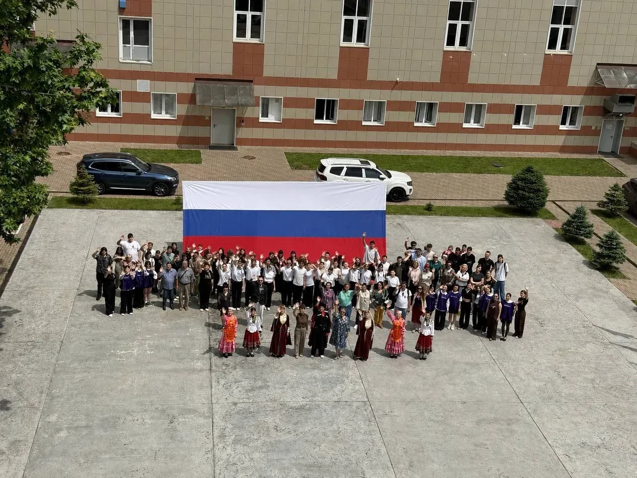 🇷🇺 Сегодня студенты социально-гуманитарного факультета провели флешмоб, приуроченный к праздновани