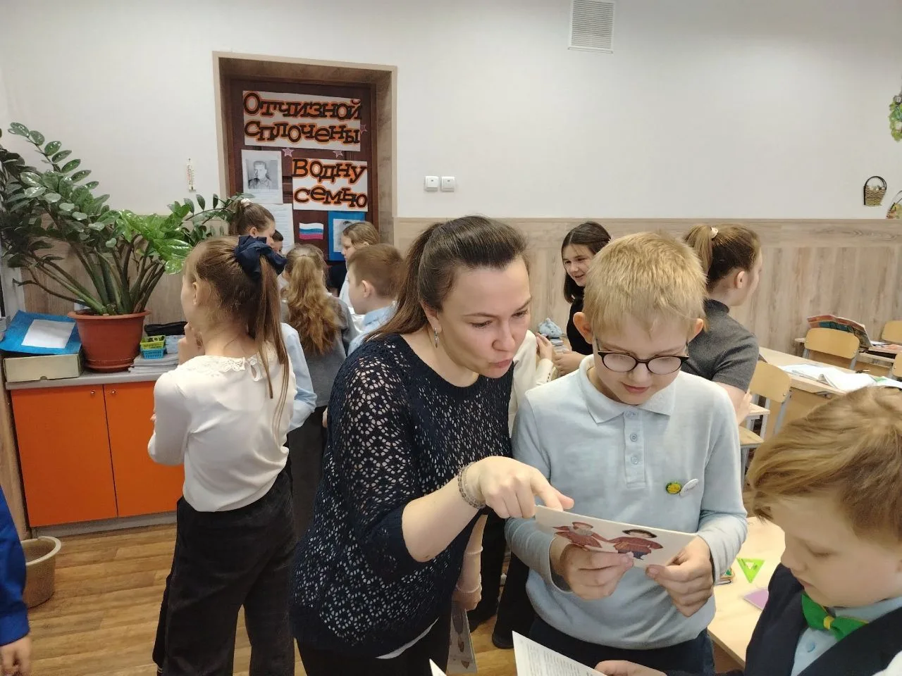 Сегодня урок чтения в 4 классе "Грамотеи" провела работник районной библиотеки. Ребята познакомились