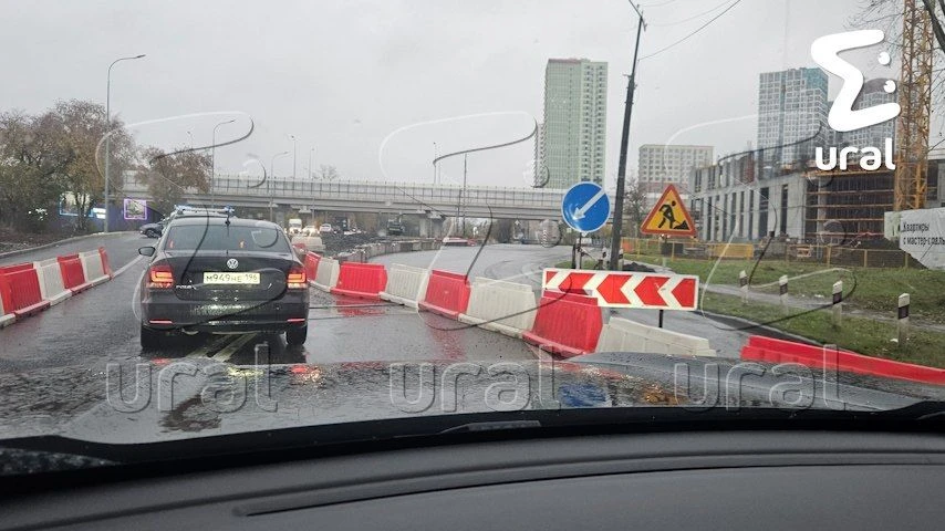 Екатеринбуржцы больше часа стоят в пробке из-за новой схемы движения у "Калины".