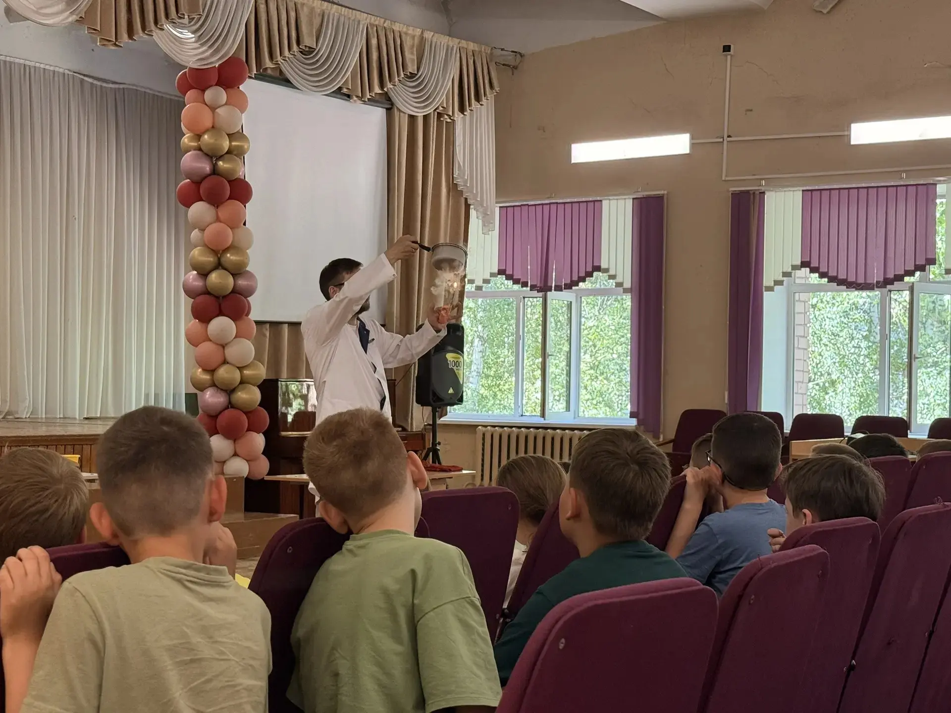 🔬 Тринадцатый день лагеря: настоящее научное шоу с удивительными опытами! 🧪

В нашем лагере царила