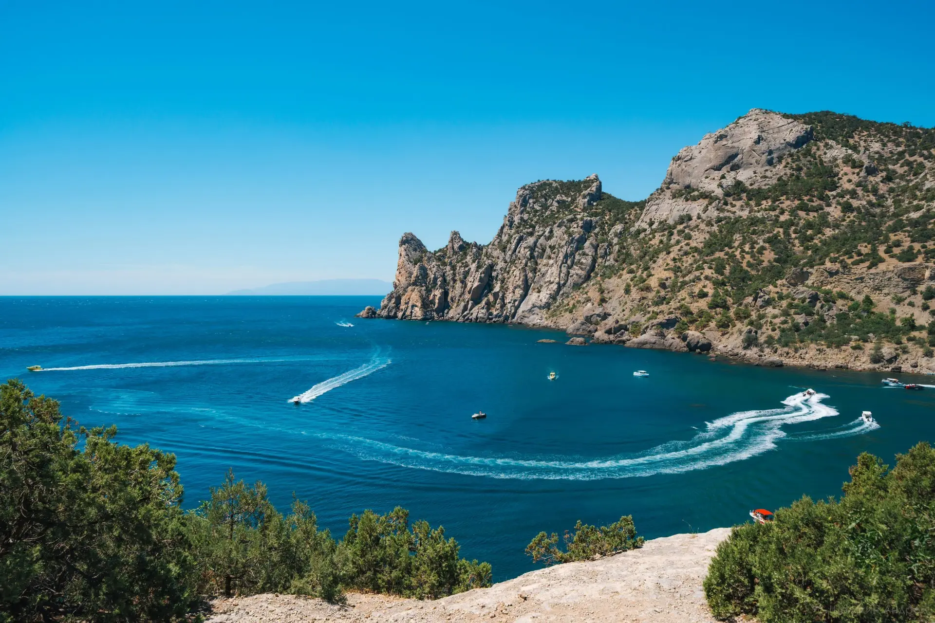 🏖️ Летняя атмосфера в Голубой бухте Нового Света.