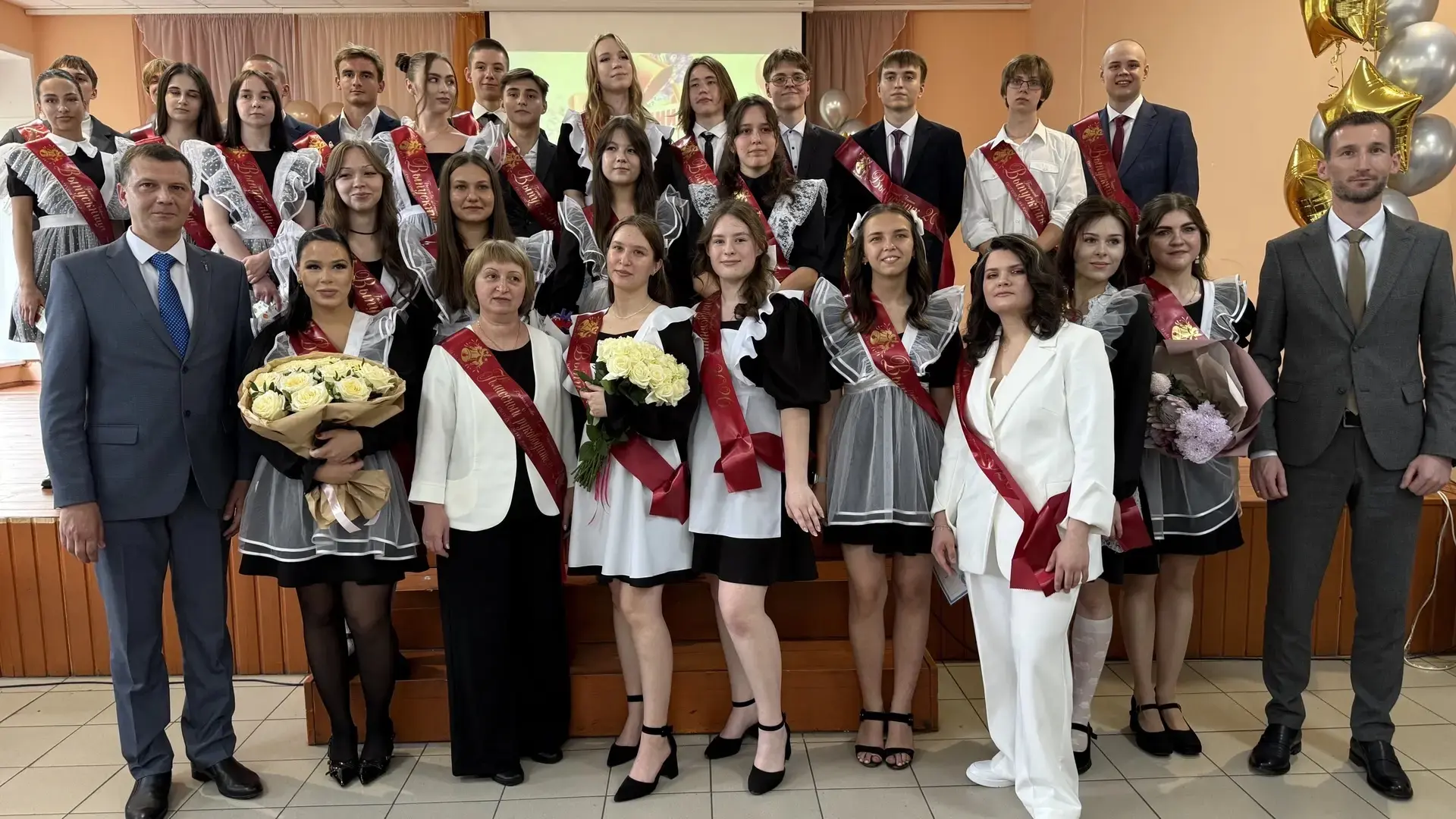 🎓✨ Последний звонок прозвенел для выпускников Жигулёвска!   Сегодня, 26 мая, школьные дворы и холлы 