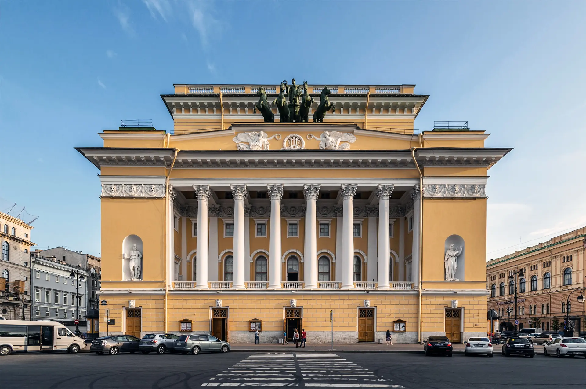 Сегодня день рождения празднует первый профессиональный государственный театр России и ...