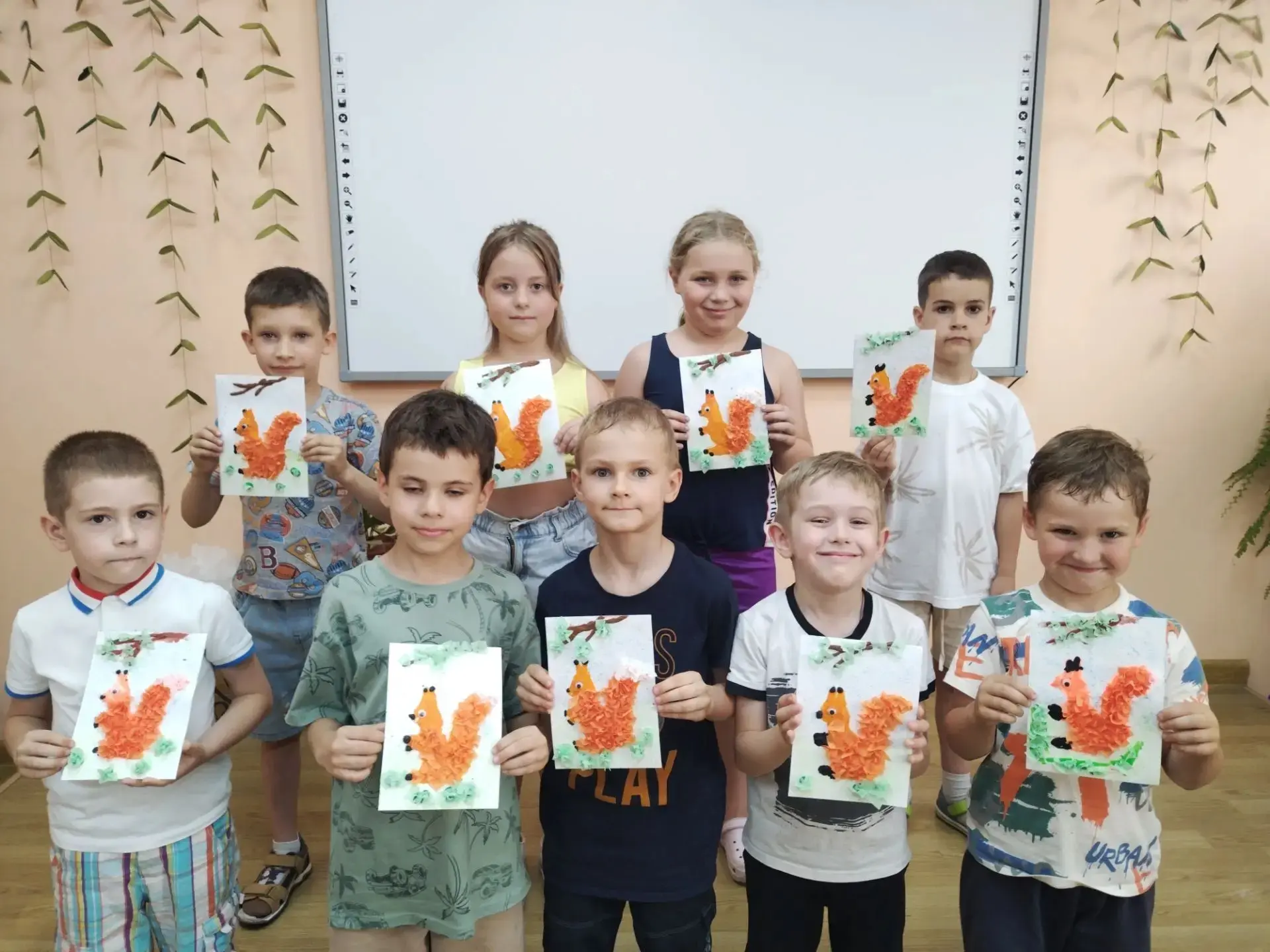 Рыжий маленький зверёк
По деревьям прыг да скок.
Ну, конечно, это белка 🐿

На программе "Забавный п