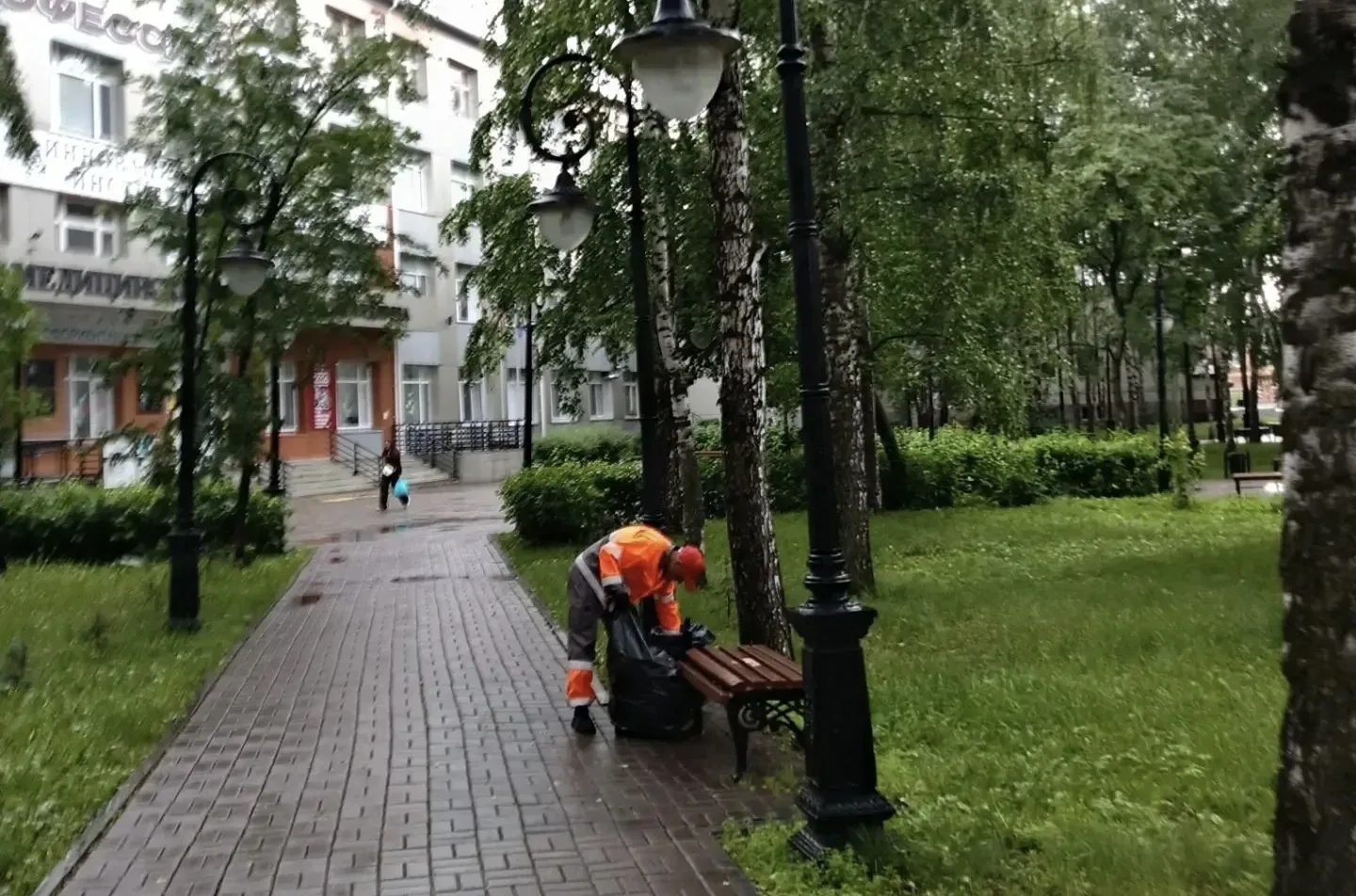Дорожные рабочие наводят порядок на улицах Тобольска: убирают мусор, скошенную траву, ремонтируют, м
