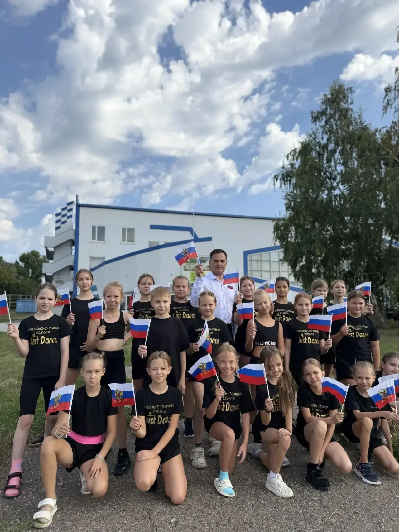 🇷🇺 Патриотическая акция «Триколор моей страны -знак свободы и любви». Участниками акц...
