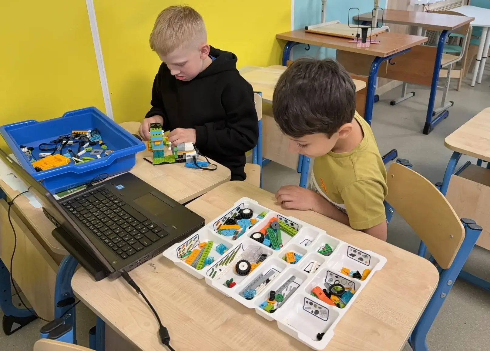 Сегодня в пришкольном лагере был проведен  мастер-класс «Lego Wedo» и «Scrarch»

Дети отлично включи