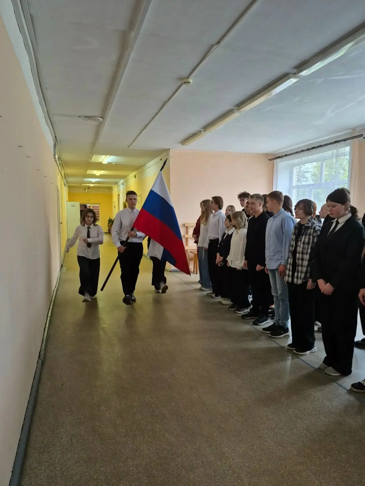 Сегодня день в школе начался с традиционной линейки с выносом государственного флага РФ...