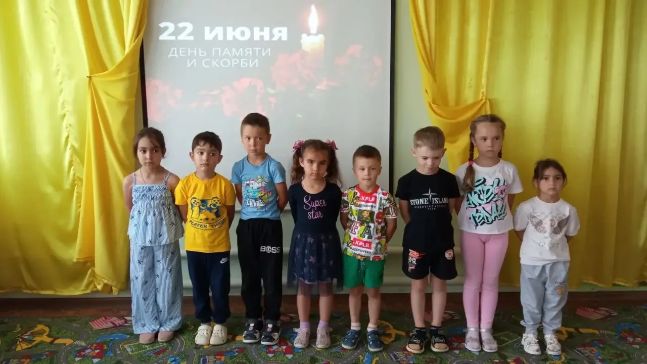 🕯 Сегодня в нашем детском саду прошла «Минута памяти».

Ребята старшей и подготовительной групп соб