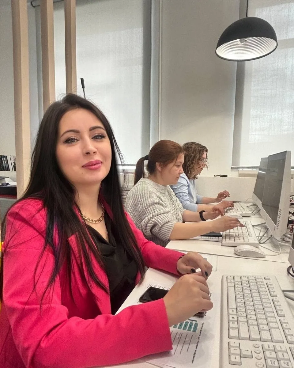 «Подарили деньги на день Рождения. А я взяла и... просквозила их на какую-то нейросеть»