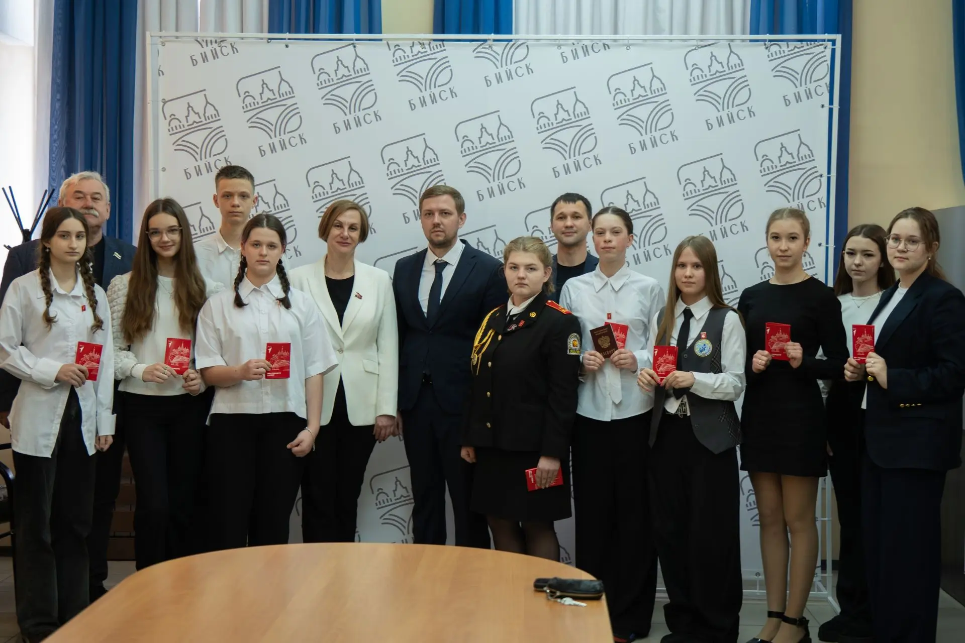 19 марта в Администрации Бийска прошла торжественная церемония вручения паспортов в рамках Всероссий