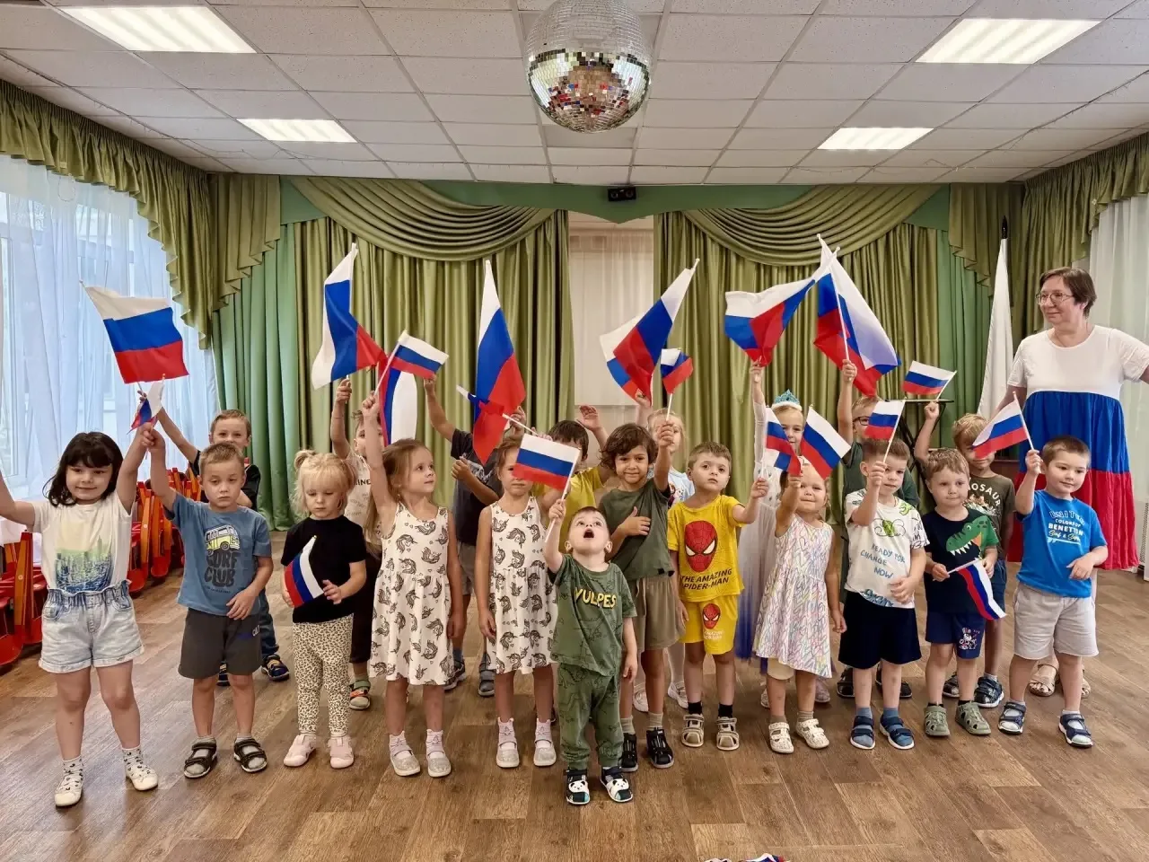 🇷🇺 Празднование Дня Государственного флага Российской Федерации в детском саду! 🎉