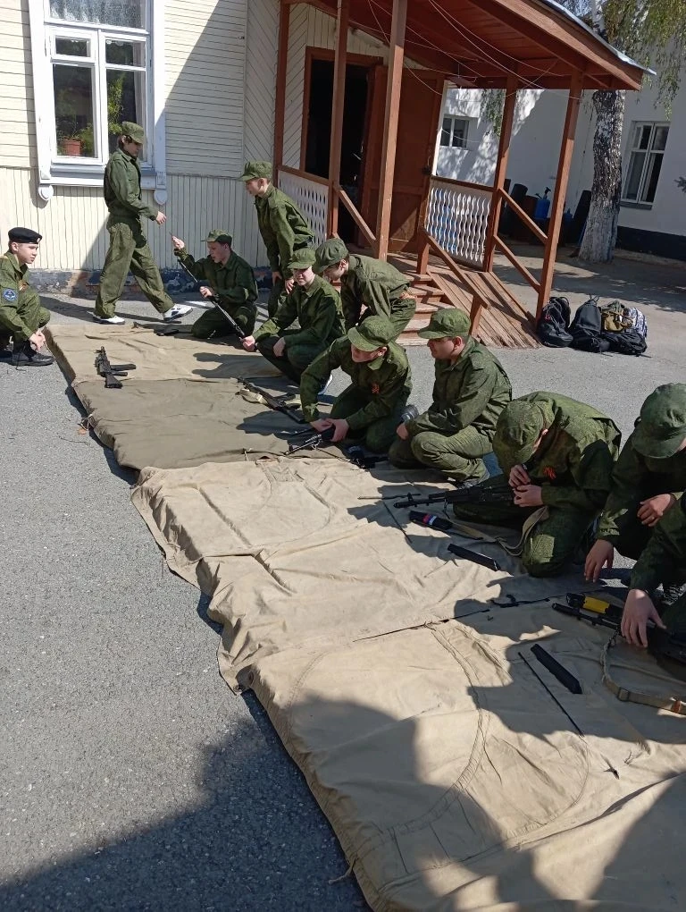 🇷🇺 8В: День учебных сборов — уже не дети, но ещё не солдаты 😅   Чему учились: 🔫 Автомат Калашникова.