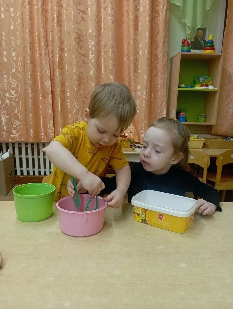Вечернее время в первой младшей группе «Ягодка» проходит активно и с пользой. Дети с уд...