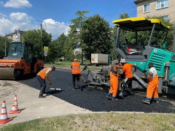 🛣 В Сызрани за неделю отремонтировали более 2,3 тысячи квадратных метров дорог.

Новое асфальтовое 