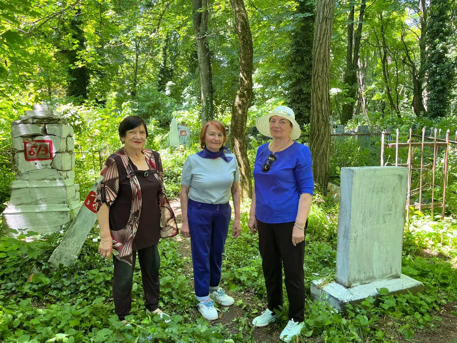 🕊️ Память в делах: серебряные волонтеры берегут историю 🕊️