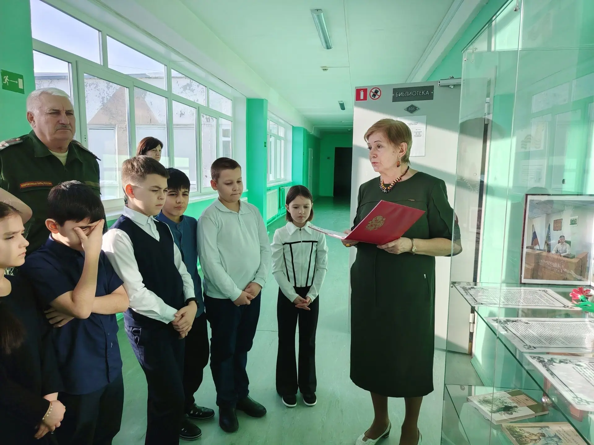 📚🇷🇺 В нашей школе состоялось торжественное открытие «Библиотечки героя». 🎖 В рамках мероприятия мы в