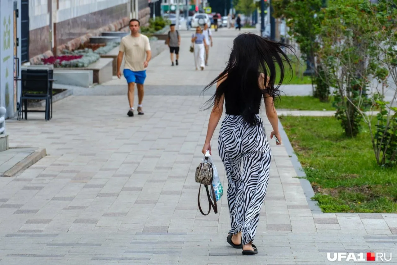 Уфа сегодня выглядела ну оооочень ярко... а потом пошёл дождь, все попрятались 😭

Прогулялись по це
