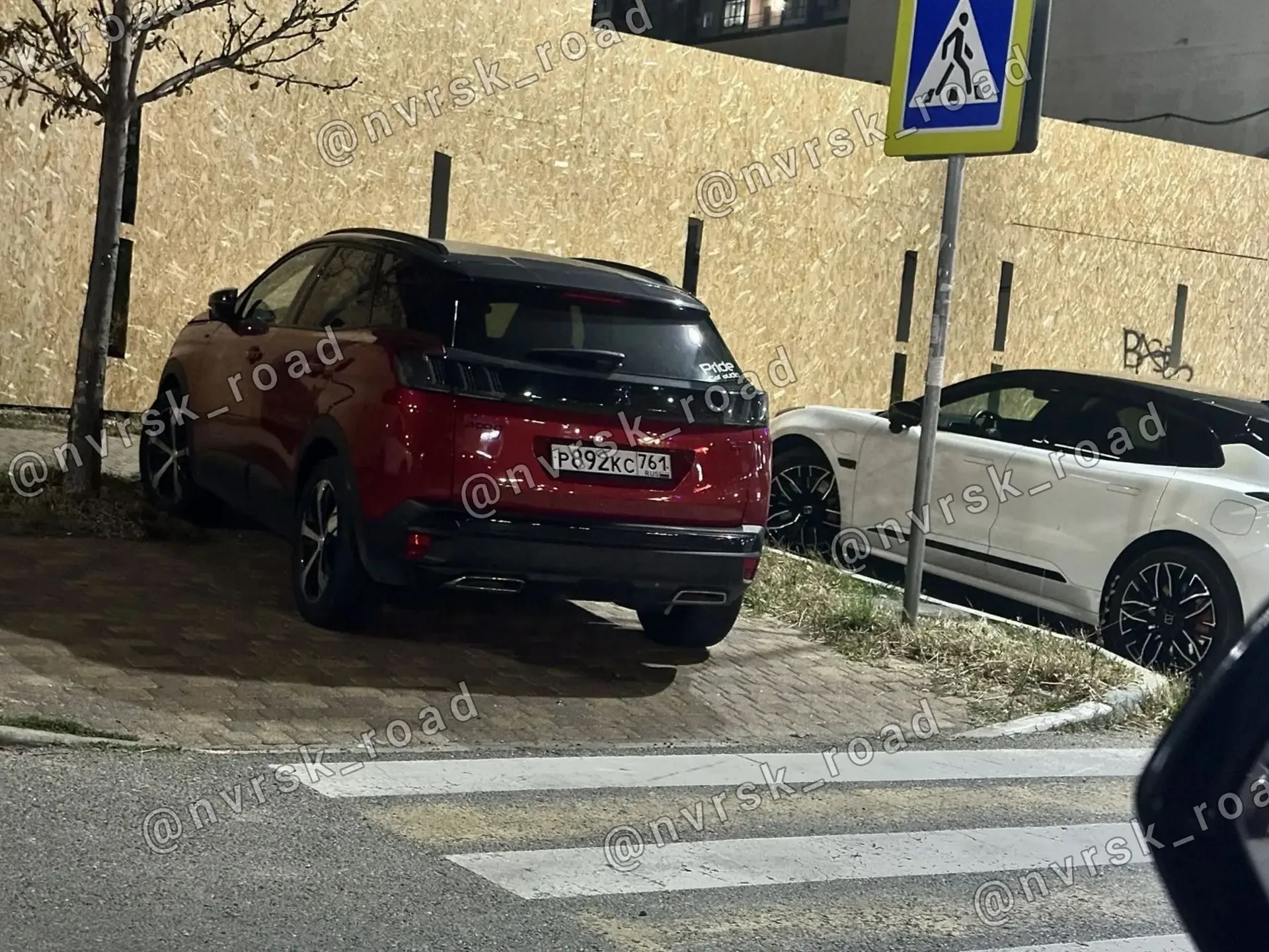 На Свердлова водитель припарковалась и пошла в кальянную.