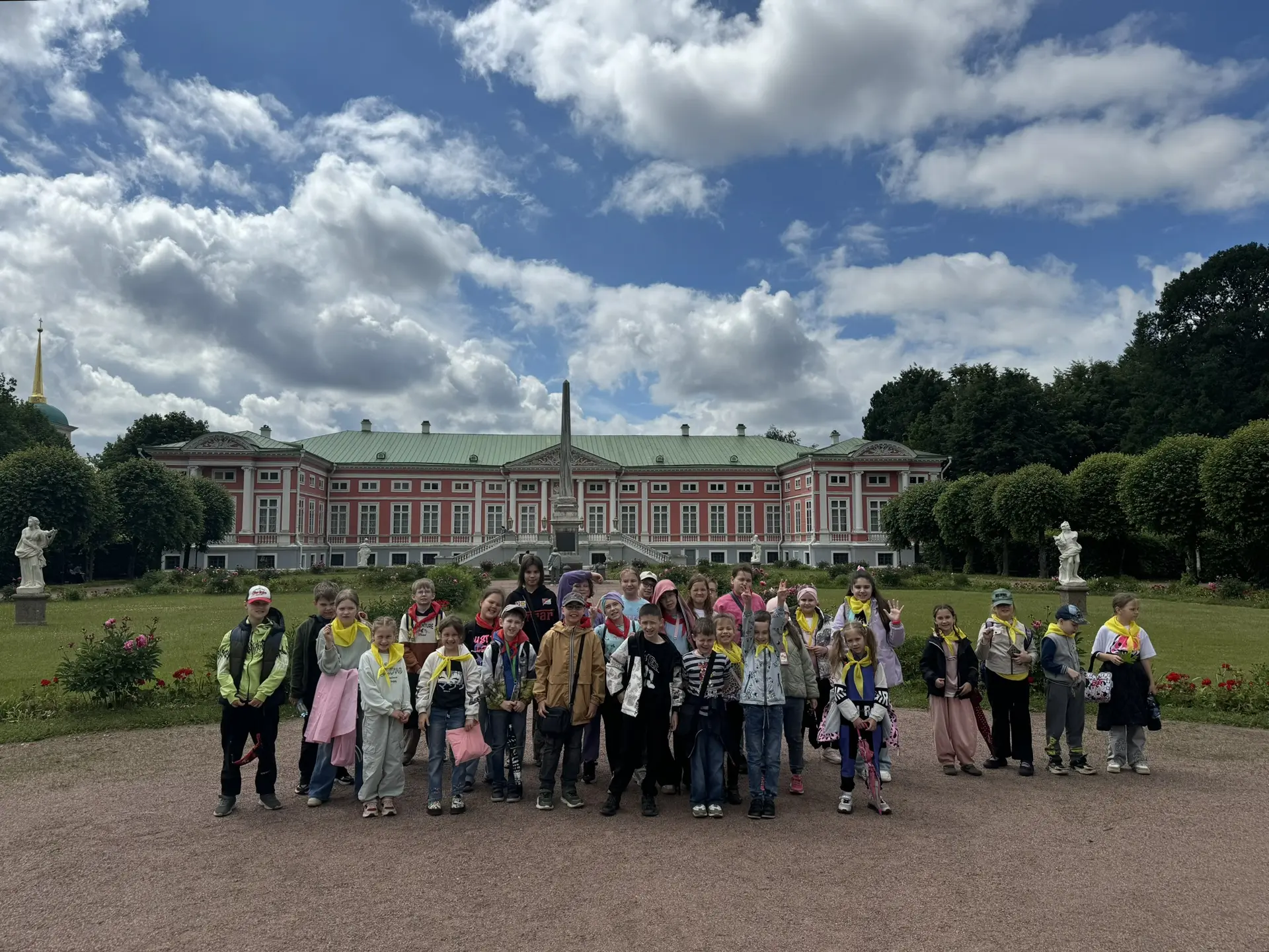 🏰 Путешествие в «Кусково»: дворцы, открытия и яркие впечатления 

17 июня ребята из школьного летне