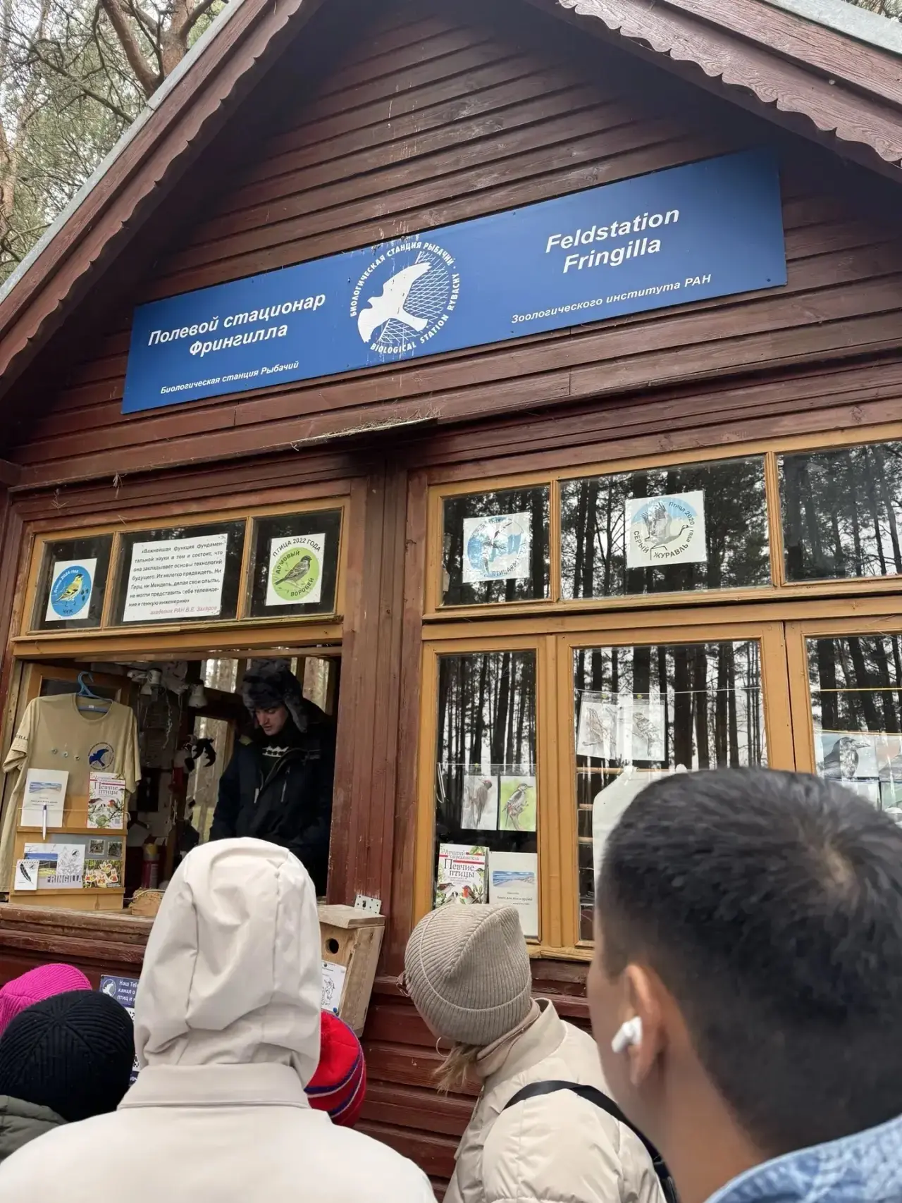 ✈️ Еду ради... места, где птиц ловят специально. И это абсолютно нормально.