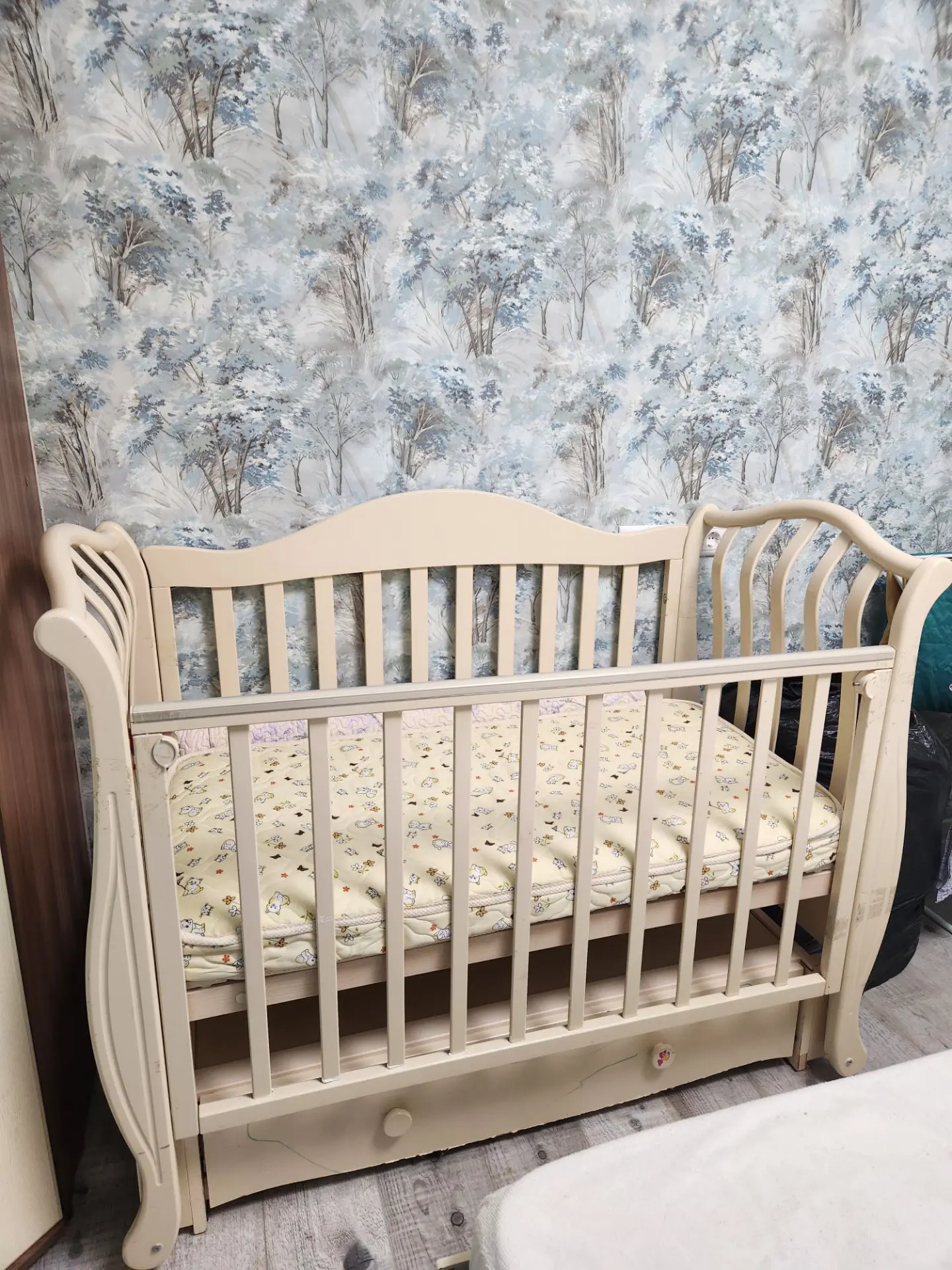 Продам кровать из массива дерева с механизмом маятника цвета слоновой кости. 120*60.  И...