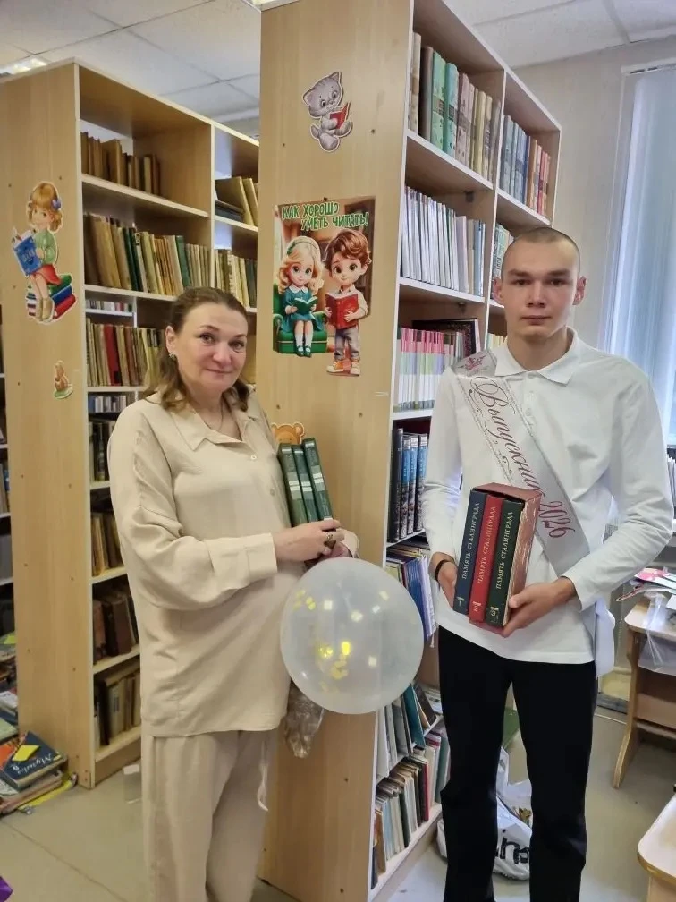 ✅Подарок с историей: Ростислав Андрианов и его семья обогатили школьную библиотеку уник...