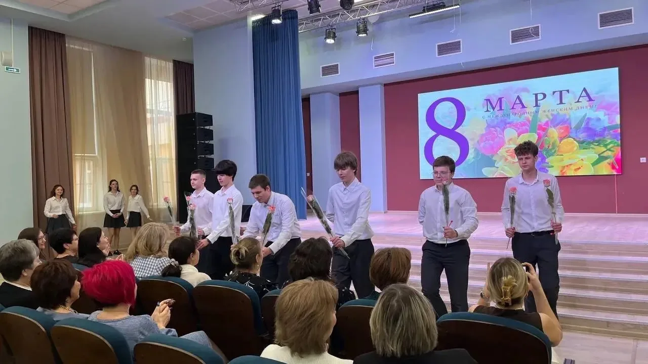 Сегодня обучающиеся МАОУ «Школа №10»города провели праздничное мероприятие, посвящённое Международно