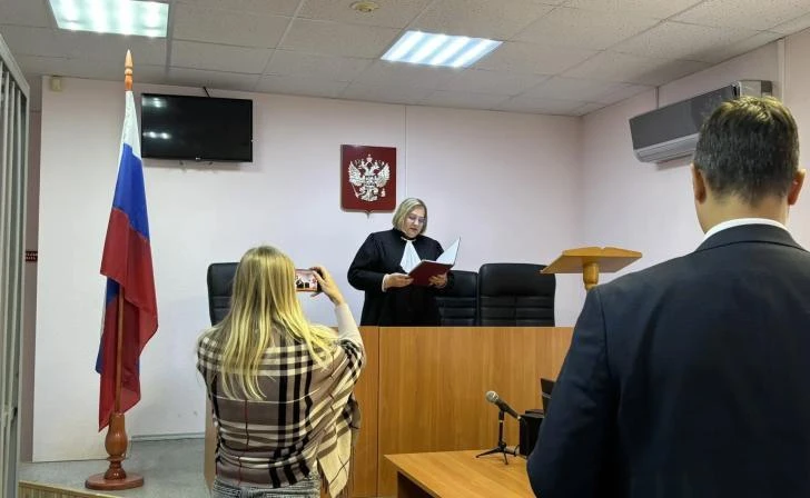 Учительница, назвавшая выпускника «Лёшей 404», проиграла суд его сестре