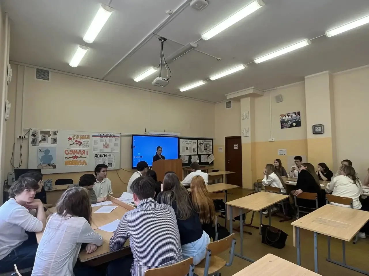 ⚖️ Дебаты   🤝🏻 На уроке обществознания в 9 «В» классе вместо привычных конспектов развернулась насто