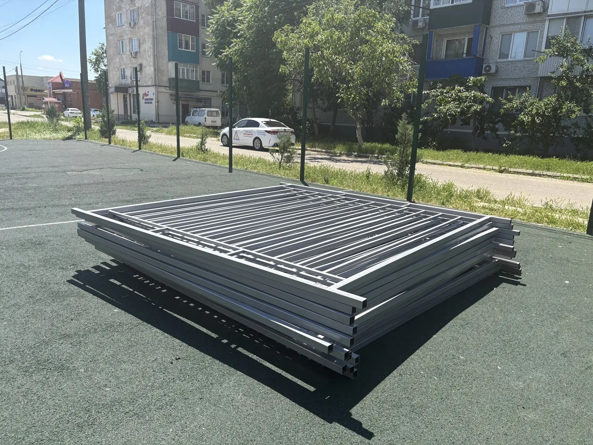 По поручению администрации города на детской площадке по улице Кирова стартовали работы по обновлени