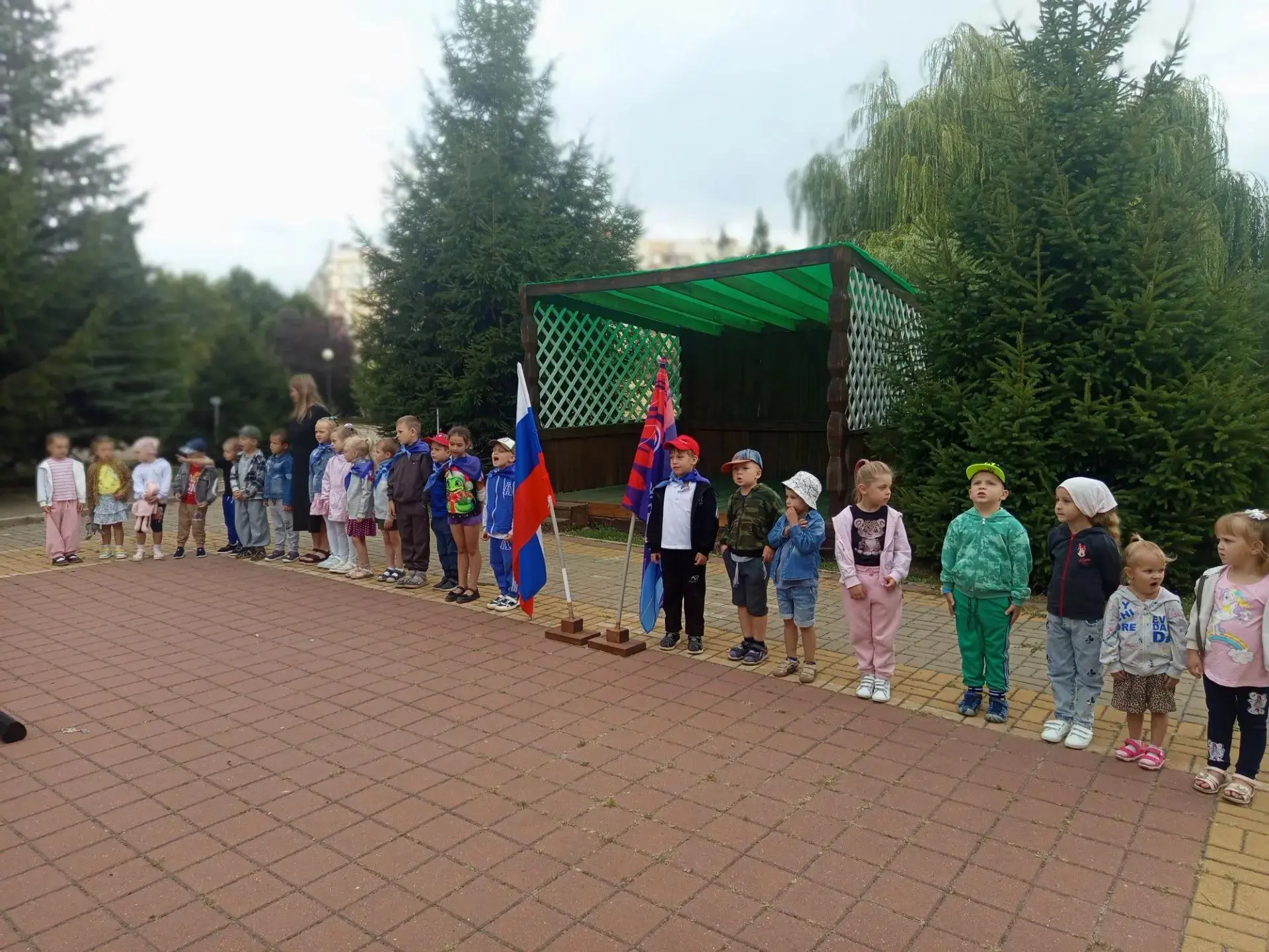 Понедельник в детском саду начался с линейки. Ребята из подготовительной группы по очер...