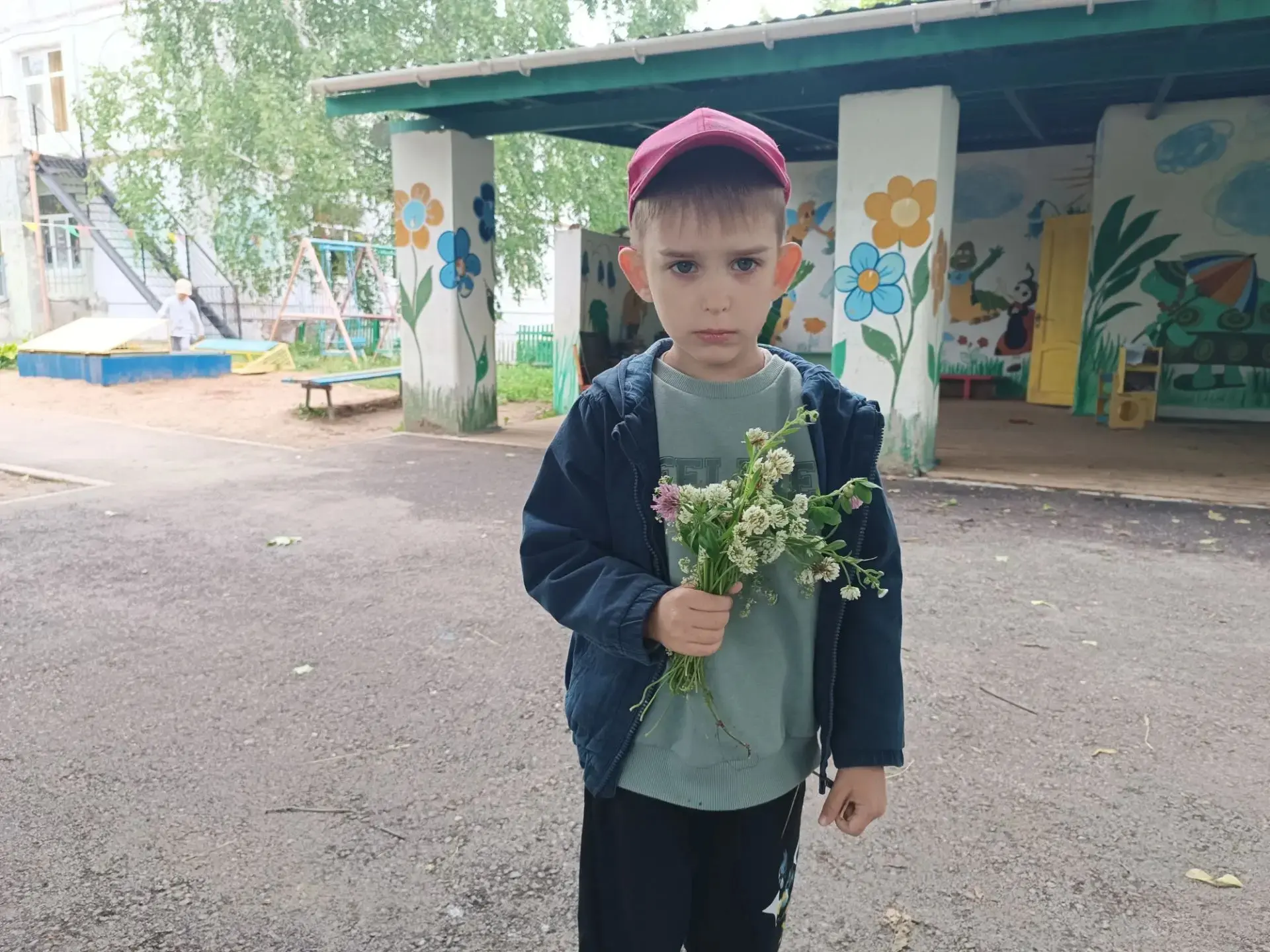 Ребята с большой любовью и заботой собирали цветы,чтобы создать прекрасные букеты  для своей мамы. О