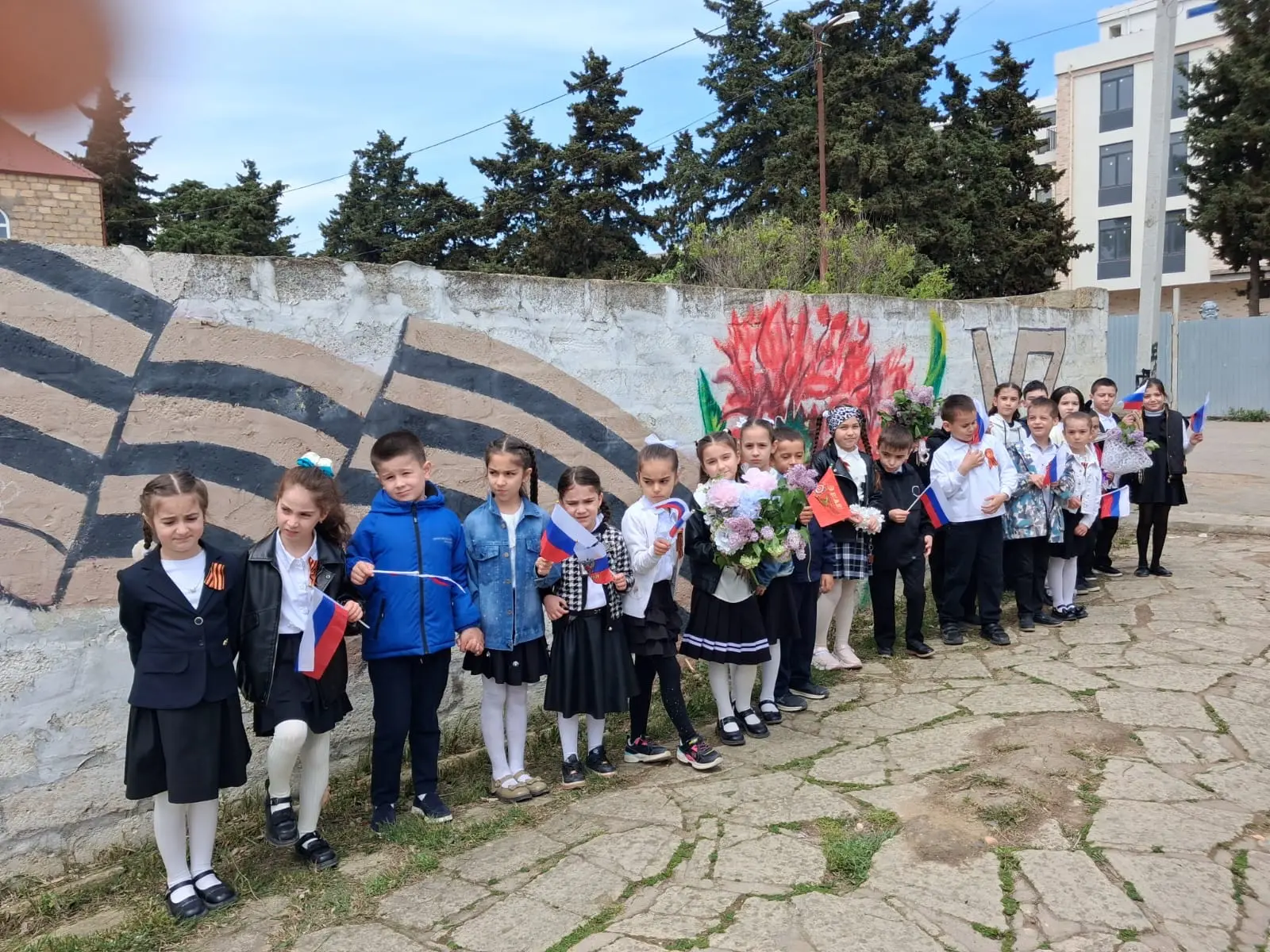 Сегодня в МБОУ,, Хазарская СОШ" в 1,,а"классе прошёл классный час,,Мы этой памяти верны".