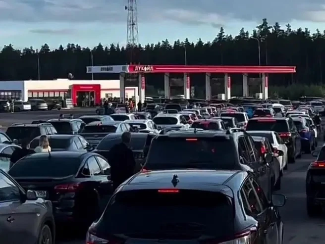 ⛽«А что за приколы с заниманием очереди на заправках? Стоишь 1,5–2 часа, а потом к одно...